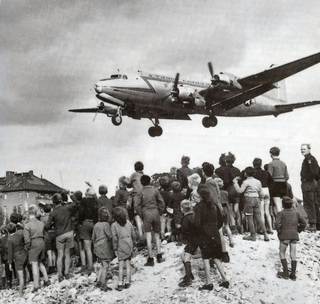 C -54 arrivant à Berlin Ouest, 1948 - Henry Ries/US Air Force, via Wikipédia, domaine public