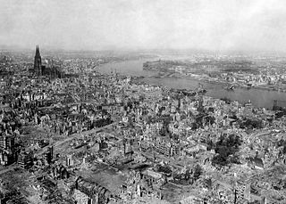 Cologne 1945 (domaine public, via Wikimedia) 