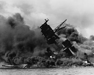 USS Arizona en train de brûler après l’attaque de Pearl Harbor (domaine public via Wikimedia)
